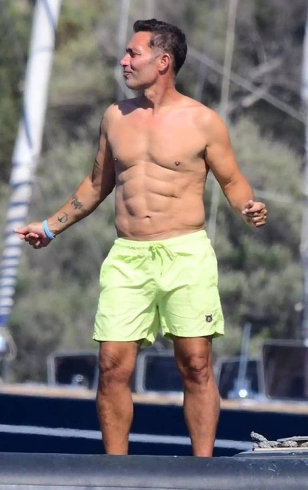 Öyle bir yerine estetik yaptırmış ki anında ortaya çıktı, ilk bakışta şak diye anlaşılıyor! Mustafa Sandal fena yakalandı 1